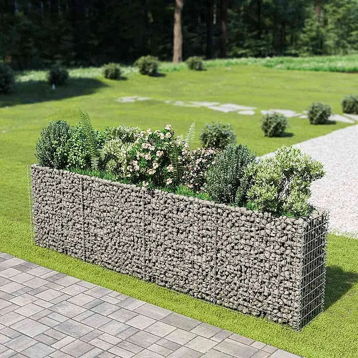 Furnicato Gabionen-Hochbeet - 50 x 360 x 100 cm - Rechteckiger Gabionen-Pflanzkasten aus Drahtgeflecht mit grauen Steinen, gefüllt mit verschiedenen Pflanzen im Garten.