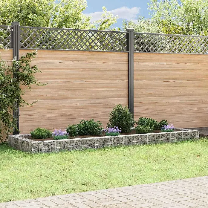 Furnicato Gabionen-Hochbeet - 100 x 300 x 20 cm, Stahl, Fassungsvermögen Erde: 600 g - Gartenzaun mit Holzelementen, grauem Rankgitter und Gabionen-Hochbeet mit Pflanzen.