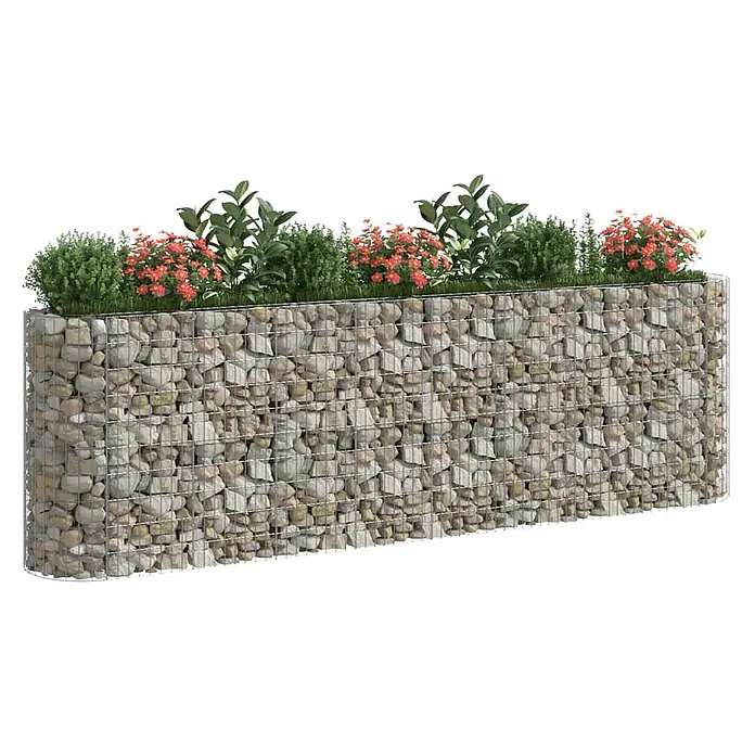 Furnicato Gabionen-Hochbeet - 50 x 330 x 100 cm, Metall, Fassungsvermögen Erde: 1.650 g - Langes, rechteckiges Gabionen-Pflanzgefäß aus Metallgitter und Steinen, bepflanzt mit Grünpflanzen und roten Blumen.