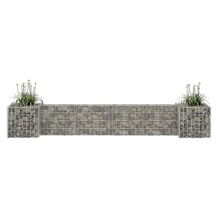 Furnicato Gabionen-Hochbeet - 40 x 260 x 40 cm - Gabionenwand aus grauen Steinen im Metallgitter, flankiert von zwei Gabionenpflanzgefäßen mit grünen Pflanzen und weißen Blüten.