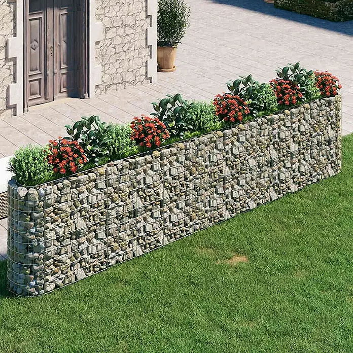 Furnicato Gabionen-Hochbeet - 50 x 470 x 100 cm, Metall, Fassungsvermögen Erde: 2.350 g - Gabionen-Hochbeet aus Steinen und Drahtgeflecht mit grünen Pflanzen und roten Blüten als natürliche Grenze.