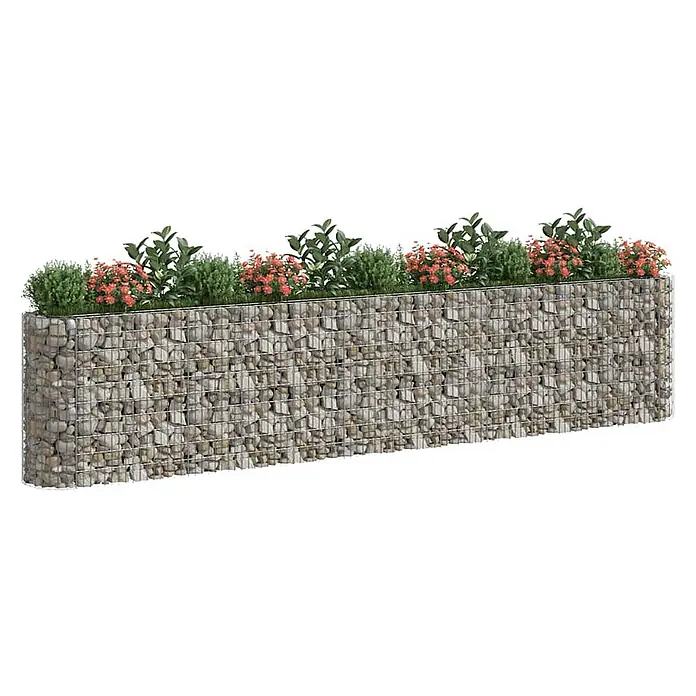 Furnicato Gabionen-Hochbeet - 50 x 470 x 100 cm, Metall, Fassungsvermögen Erde: 2.350 g - Langes Gabionen-Pflanzgefäß mit Drahtgitter, hellen Steinen, grünen Sträuchern und rot-orangen Blüten.