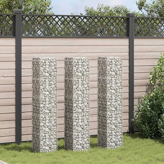 Furnicato Gabionen-Hochbeet - 30 x 30 x 150 cm, Metall, Fassungsvermögen Erde: 135 g - Drei rechteckige Gabionensäulen aus silbernem Drahtgeflecht mit hellen Steinen, auf Rasen in einer Gartenumgebung.