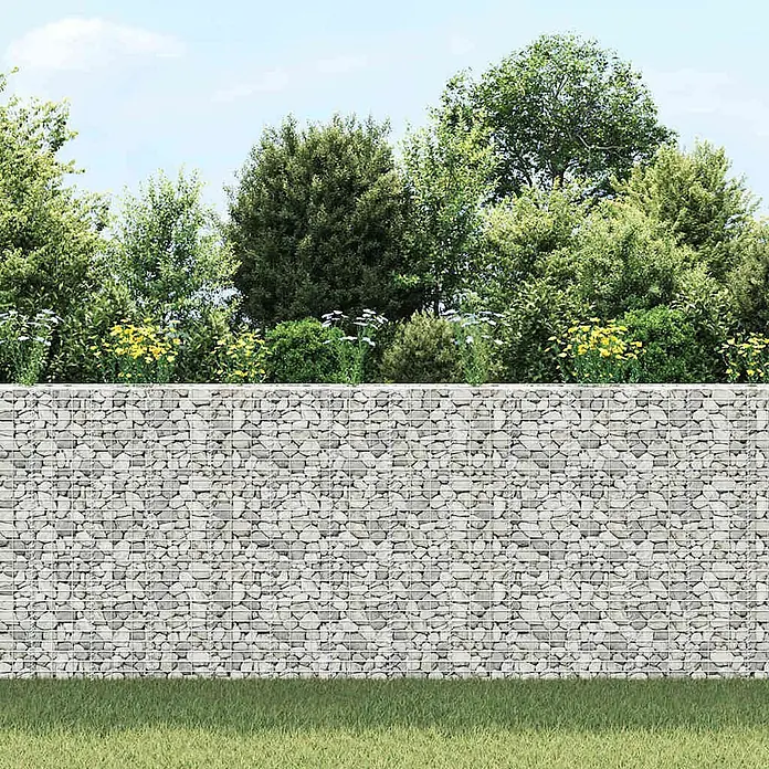 Furnicato Gabionen-Hochbeet - 30 x 30 x 150 cm, Metall, Fassungsvermögen Erde: 135 g - Gabionenwand aus hellgrauen Steinen im Drahtgeflecht, in einem Garten mit Rasen und üppigen Pflanzen.