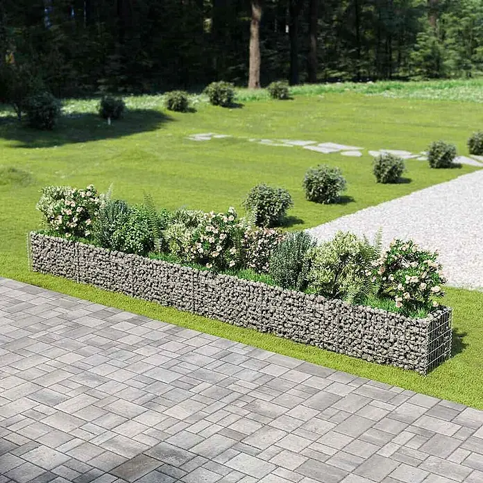 Furnicato Gabionen-Hochbeet - 520 x 50 x 50 cm - Langes Gabionenbeet aus Drahtgitter und grauen Steinen, gefüllt mit diversen Pflanzen und rosa Blüten, als Gartenbeet.