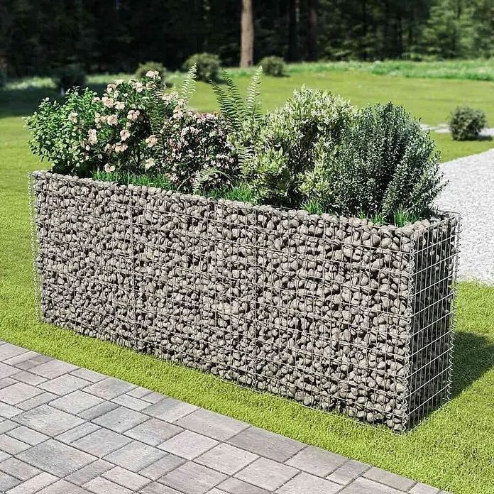 Furnicato Gabionen-Hochbeet - 50 x 270 x 100 cm - Rechteckiger Gabionen-Pflanzkübel aus Drahtgeflecht mit grauen Steinen gefüllt, bepflanzt mit verschiedenen Pflanzen und Sträuchern.