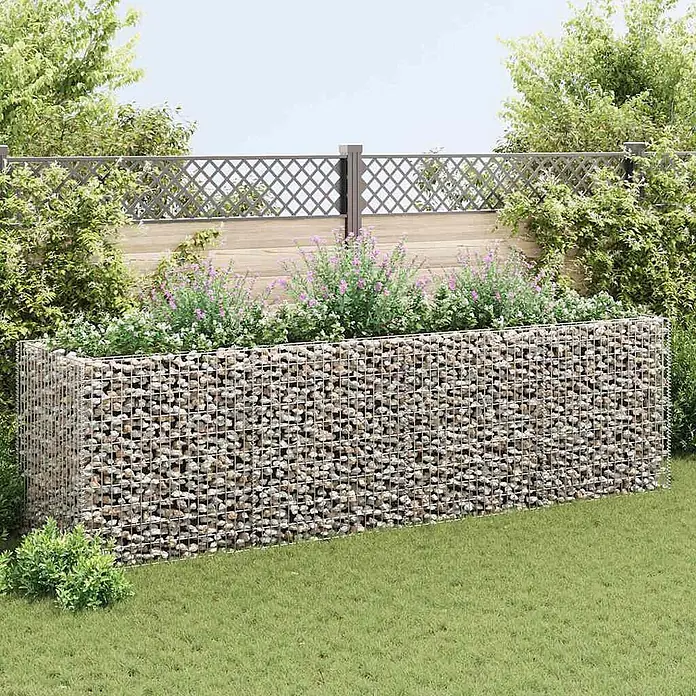 Furnicato Gabionen-Hochbeet - 90 x 360 x 100 cm - Rechteckiger Gabionen-Pflanzkübel aus Metallgitter mit Natursteinen, bepflanzt mit bunten Blumen im Garten.
