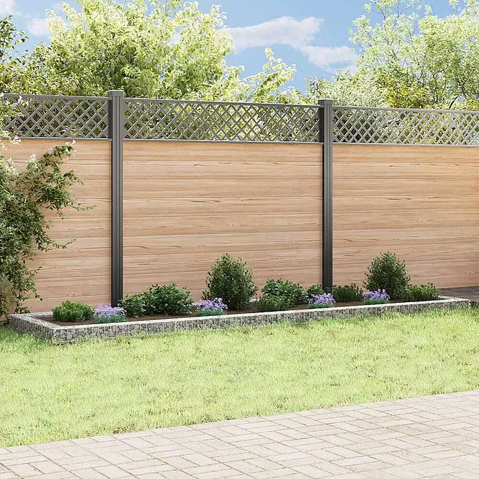 Furnicato Gabionen-Hochbeet - 400 x 100 x 20 cm - Ein moderner Gartensichtschutzzaun mit hellen Holzpaneelen, dunklen Anthrazitpfosten und einem dekorativen Rankgitteraufsatz. Pflanzen davor.