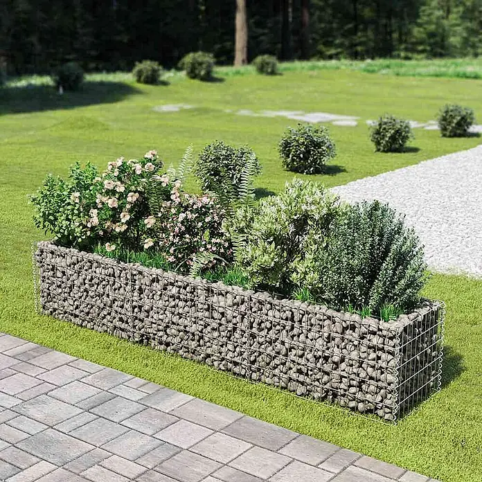 Furnicato Gabionen-Hochbeet - 250 x 50 x 50 cm - Rechteckiger Gabionen-Pflanzkübel aus grauen Steinen und Metallgitter, gefüllt mit Pflanzen und Blumen.