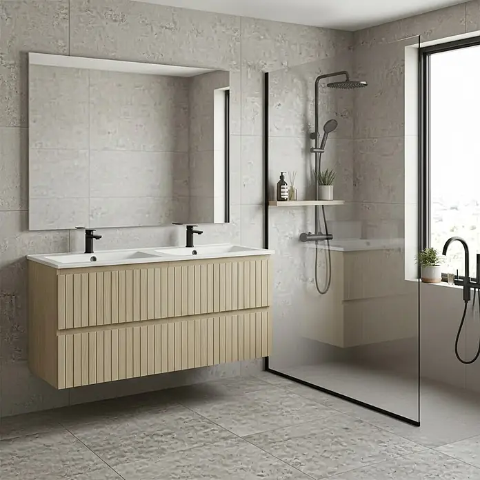 Conjunto de mueble de baño - Roble boreal, 3 pzs. - Mueble de baño doble de madera clara acanalada con lavabos blancos y grifos negros en un baño moderno con espejo y ducha.