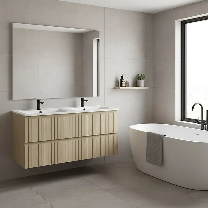Conjunto de mueble de baño - Roble boreal, 3 pzs. - Un moderno mueble de baño doble de madera clara con cajones de lamas verticales y dos lavabos blancos con grifos negros.