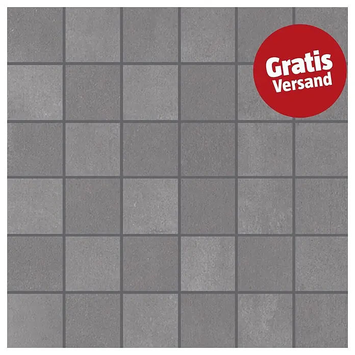 Mosaikfliese Metallo Zinco - 30 x 30 cm, Grau, Matt - Strukturierte graue quadratische Fliesen mit dunkelgrauen Fugen und einem roten Kreis mit "Gratis Versand" in Weiß.