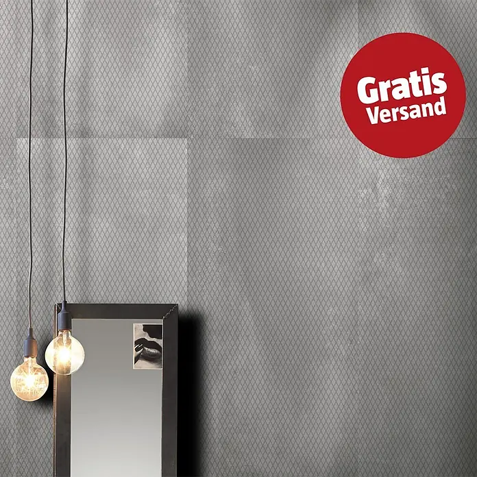 Feinsteinzeugfliese Metallo Zinco Dekor - 60 x 120 cm, Grau, Matt - Graue Tapete mit dezentem Rautenmuster, die eine Wand hinter einem Spiegel und Hängelampen bedeckt.