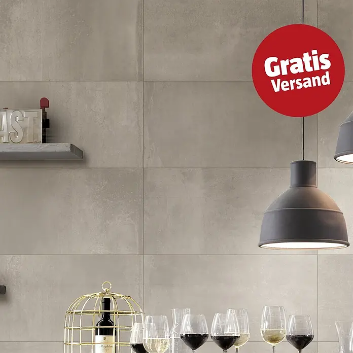 Feinsteinzeugfliese Metallo Bronzo Dekor - 60 x 120 cm, Beige, Matt - Rechteckige, hellgraue Zementoptik-Fliesen an einer Wand, die ein minimalistisches, modernes Design bieten.