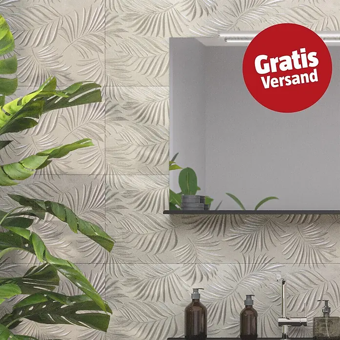 Wandfliese Palmeto Dekor Gris - 30 x 90 cm, Grau, Matt - Strukturierte beigefarbene Fliesen mit erhabenem Palmenblatt-Design an einer Badezimmerwand, ergänzt durch grüne Pflanzen und einen Spiegel.