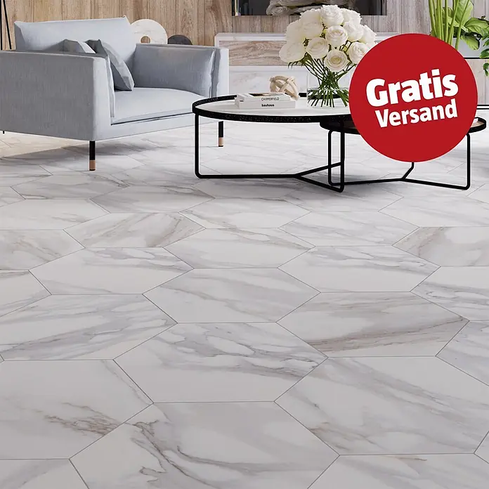Feinsteinzeugfliese Hexagon Apuan Bianco - 56 x 49 cm, Weiß, Matt - Weiße, sechseckige Bodenfliesen in Marmoroptik mit braunen Adern in einem modernen Wohnzimmer.