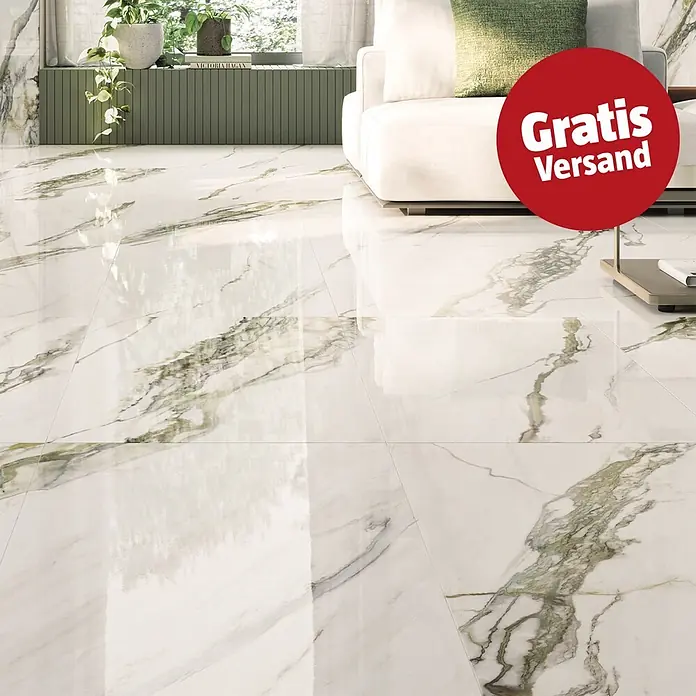 Feinsteinzeugfliese Calacatta - 60 x 120 cm, Weiß/Grün, Glänzend - Glänzende weiße Bodenfliesen in Marmoroptik mit grüner und grauer Äderung in einem modernen Wohnzimmer.