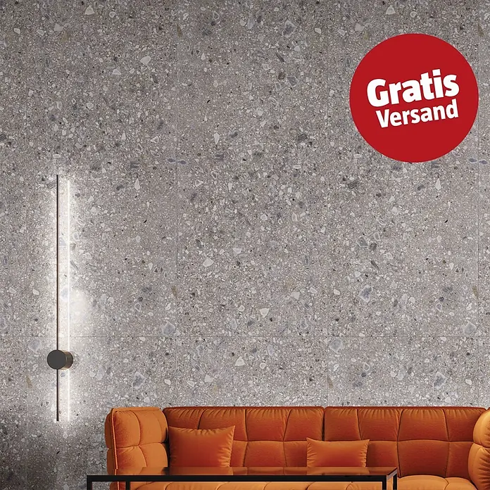 Feinsteinzeugfliese Terrazzo Ceppo - 119,7 x 119,7 cm, Silber, Glänzend - Graue gesprenkelte Wandfliesen im Terrazzo-Look in einem modernen Wohnraum.