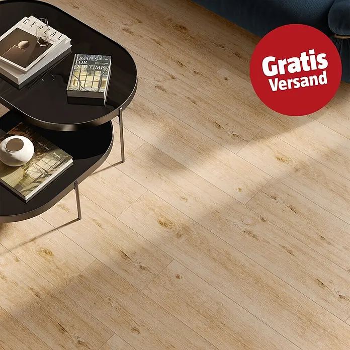 Atlas Concorde Solution Feinsteinzeugfliese Kortex Golden - 20 x 120 cm, Hellbraun, Matt - Helle Fliesen in Holzoptik im modernen Wohnzimmer verlegt.