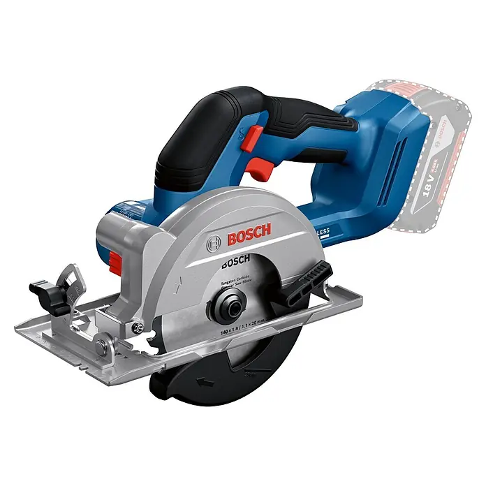 Bosch Professional AMPShare 18V Maschinen-Set Combo-Kit - 18 V, 1 Akku - Bosch 18V Akku-Kreissäge mit blau-grauem Gehäuse, schwarzem Griff und rotem Abzug, zeigt ihr Hartmetall-Sägeblatt.