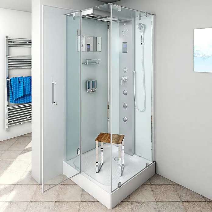 AcquaVapore Komplettdusche Dampfdusche D38-10L2 - 90 x 90 x 218 cm, Weiß - Moderne Eckduschkabine mit Glasverkleidung, integriertem Duschpaneel und Holzschemel in einem gefliesten Bad.