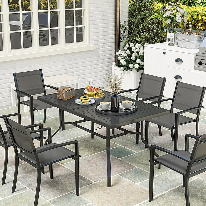 Outsunny Gartentisch mit Schirmloch - Stahl, Rechteck, Schwarz - Dunkelgraue Outdoor-Essgruppe aus Metall mit einem rechteckigen Tisch und sechs Stühlen mit Netzstoff, auf einer Terrasse arrangiert.
