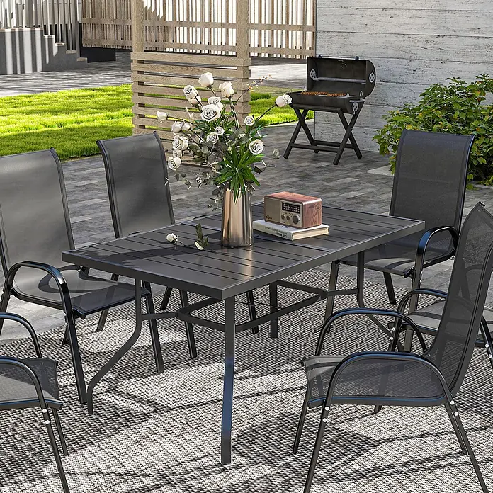 Outsunny Gartentisch mit Schirmloch - Stahl, Rechteck, Schwarz - Dunkelgraue Outdoor-Essgruppe mit Lattenrosttisch und Netzstühlen auf einer Terrasse.