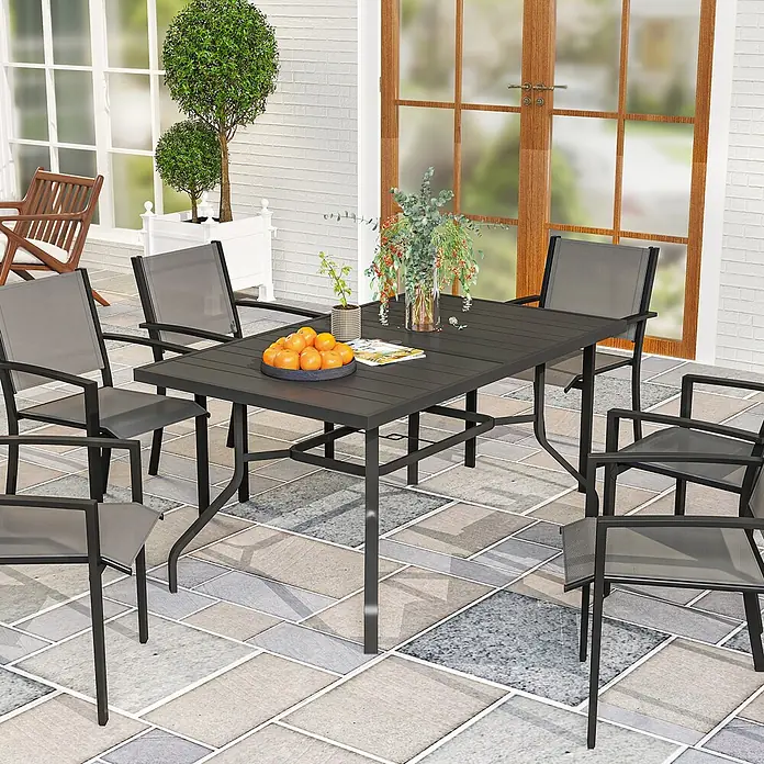 Outsunny Gartentisch mit Schirmloch - Stahl, Rechteck, Schwarz - Gartenset: schwarzer Lamellentisch und sechs graue Netzstühle auf einer Terrasse.