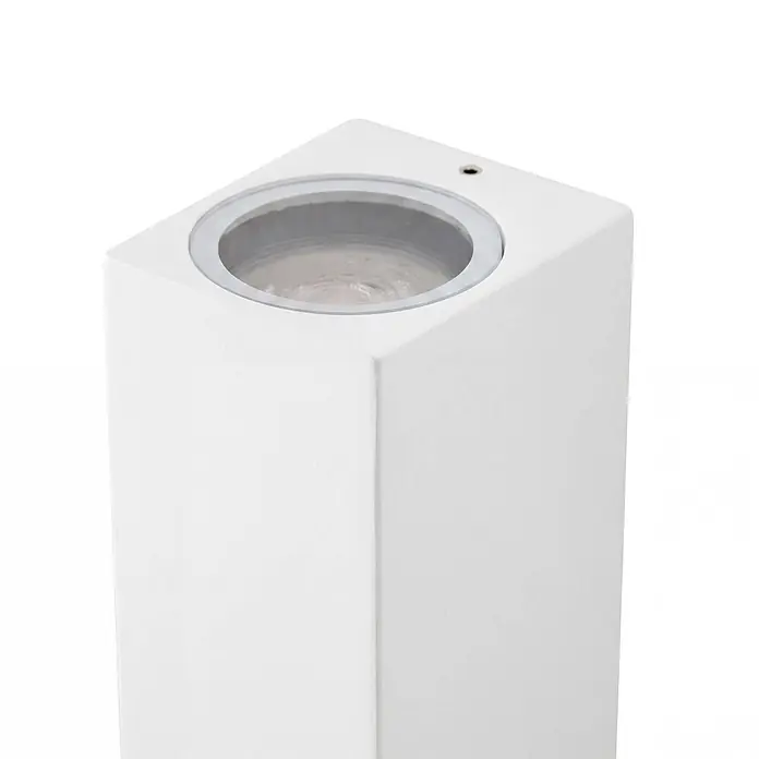 Lucande Außenwandleuchte Xava - 8 x 7 x 16,5 cm, weiß / opal, IP65 - Weißes rechteckiges Außenlicht mit runder Öffnung oben.