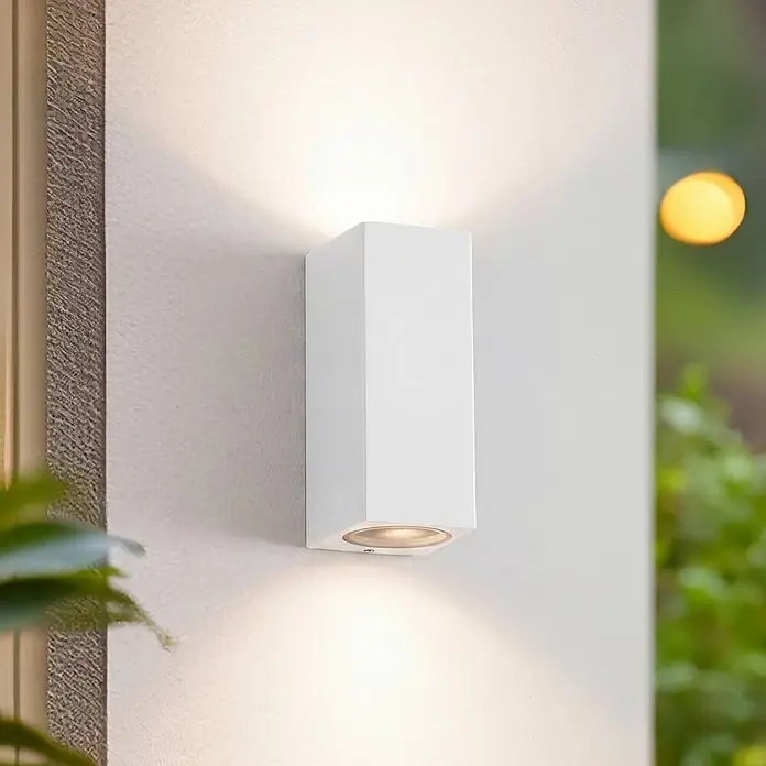 Lucande Außenwandleuchte Xava - weiß / opal, IP65 - Weiße rechteckige Außenwandleuchte, die eine Wand nach oben und unten beleuchtet.