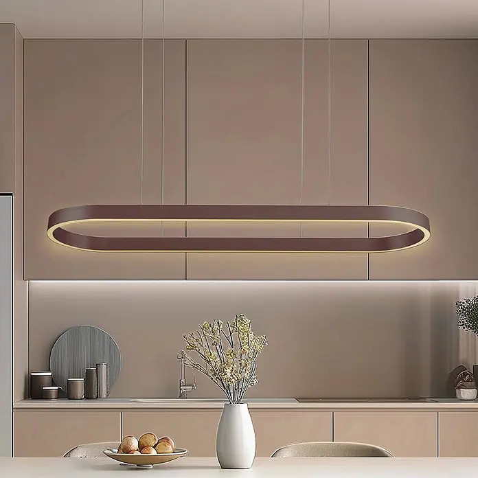 Lucande Pendelleuchte Melinay - L x B x H: 110 x 32 x 4,5 cm, braun / rost, kaffee - Längliche ovale LED-Pendelleuchte in Dunkelbraun, die eine moderne Kücheninsel beleuchtet.