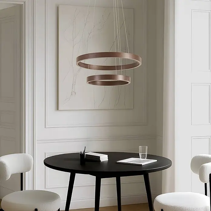 Lucande Pendelleuchte Yonam - L x B x H: 60 x 60 x 4,5 cm, braun / rost, kaffeebraun, weiß - Zwei runde Pendelleuchten in Holzoptik hängen über einem schwarzen Rundtisch und beleuchten einen modernen Ess- oder Arbeitsbereich.