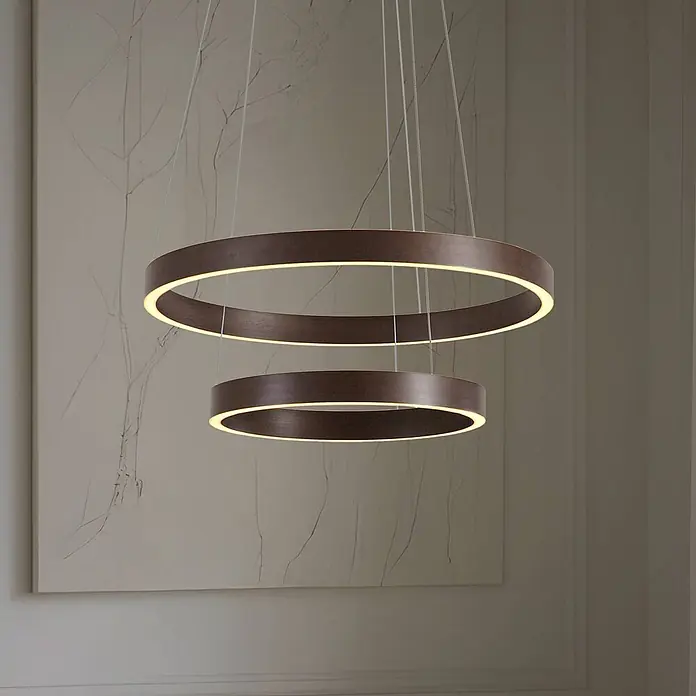 Lucande Pendelleuchte Yonam - L x B x H: 60 x 60 x 4,5 cm, braun / rost, kaffeebraun, weiß - Zwei dunkle, runde LED-Pendelleuchten in Braun, eine größer als die andere, hängen in einem modernen Interieur.