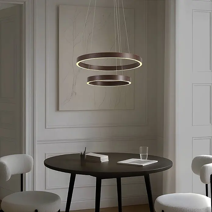 Lucande Pendelleuchte Yonam - L x B x H: 60 x 60 x 4,5 cm, braun / rost, kaffeebraun, weiß - Zwei dunkelbraune, runde LED-Pendelleuchten hängen über einem runden Tisch und beleuchten den Raum.