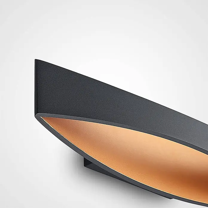 Arcchio Wandleuchte Jelle - schwarz, schwarz - Moderne dunkelgraue Wandleuchte mit geschwungenem Design und Kupfer-Innenseite.