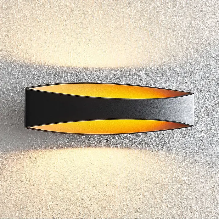 Arcchio Wandleuchte Jelle - schwarz, schwarz - Schwarze Wandleuchte mit goldener Innenseite, die warmes Licht nach oben und unten wirft.