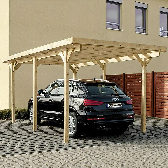 Carport - Einzelcarport - Ein schwarzer Audi parkt unter einem hölzernen Carport mit hellen Holzpfosten und einem flachen Dach. Das Carport bietet Schutz vor Wettereinflüssen.