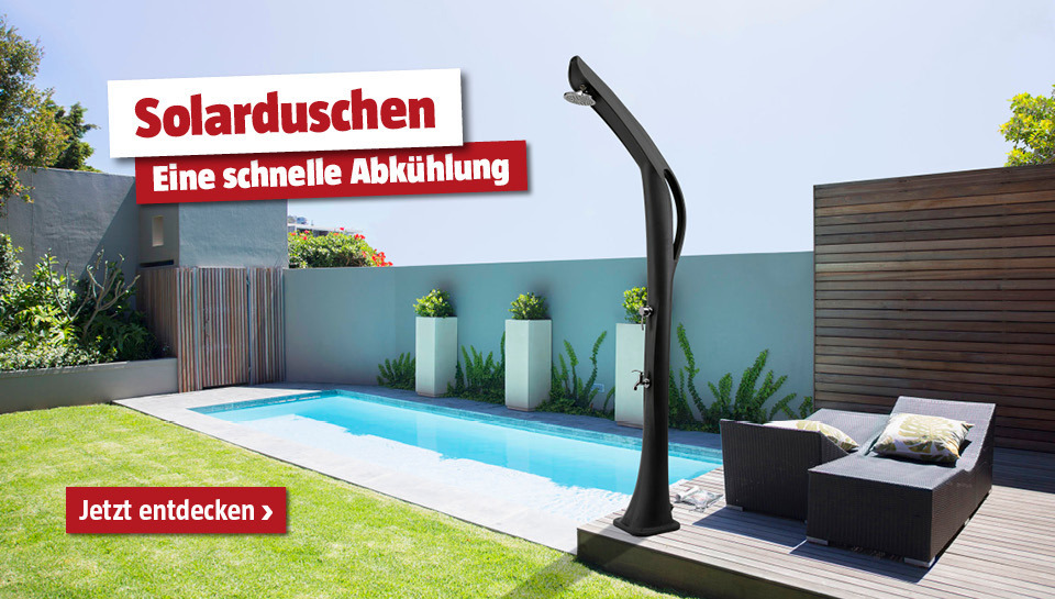 Solardusche im Garten neben dem Einbaupool