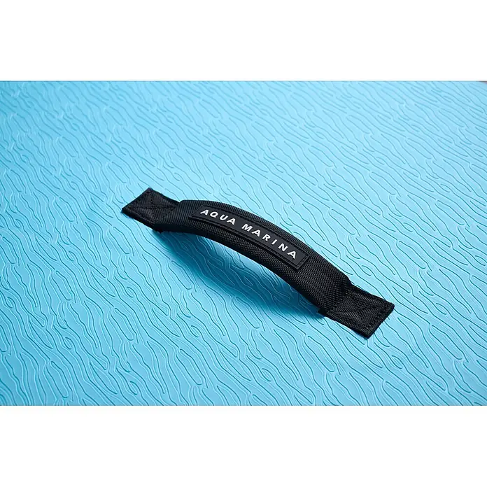 Aqua Marina SUP-Board-Set Vapor - L x B x H: 315 x 79 x 15 cm, Blau, Tragkraft: 140 kg - Schwarzer Griff mit „AQUA MARINA“-Schriftzug auf hellblauer, strukturierter Oberfläche, wahrscheinlich für ein SUP-Board.