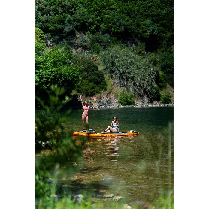 Aqua Marina SUP-Board-Set Turbo 330 - L x B x H: 320 x 81 x 15 cm, Mehrfarbig, Tragkraft: 140 kg - Zwei Frauen auf orangefarbenen Paddleboards auf einem See; eine steht mit Paddel, die andere sitzt.