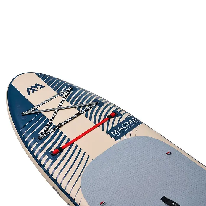 Aqua Marina SUP-Board-Set Magma 11,2" - L x B x H: 340 x 84 x 15 cm, Mehrfarbig, Tragkraft: 150 kg - Vorderseite eines aufblasbaren Paddleboards in Creme und Dunkelblau mit Bungee-Seilen und 'MAGMA'-Branding.