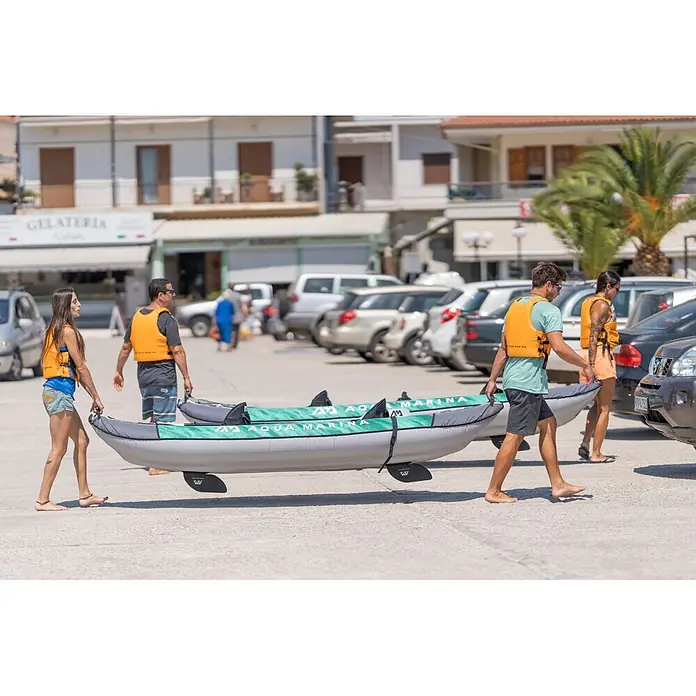 Aqua Marina Kajak Laxo 10'6" - L x B: 320 x 90 cm, Geeignet für: 2 Personen, Tragkraft: 180 kg - Personen tragen aufblasbare Aqua Marina Kajaks in Grau und Grün mit Schwimmwesten.