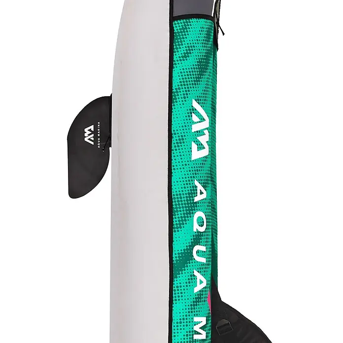 Aqua Marina Kajak Laxo 10'6" - L x B: 320 x 90 cm, Geeignet für: 2 Personen, Tragkraft: 180 kg - Paddleboard-Heck mit schwarzer Finne mit "AM AQUA MARINA"-Logo und einer türkisen, gemusterten Abdeckung mit "AQUA MARINA"-Schriftzug.