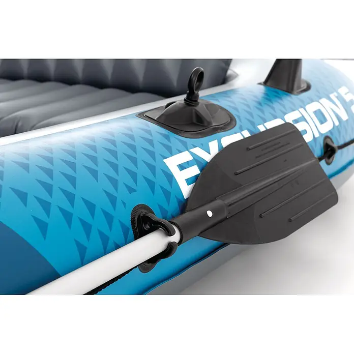 Intex Schlauchboot-Set Excursion 5 - Geeignet für: Max. 5 Personen, L x B x H: 366 x 168 x 43 cm - Nahaufnahme eines blauen Schlauchboots mit geometrischem Muster und einem schwarzen Paddel, das in einer Rudergabel befestigt ist.