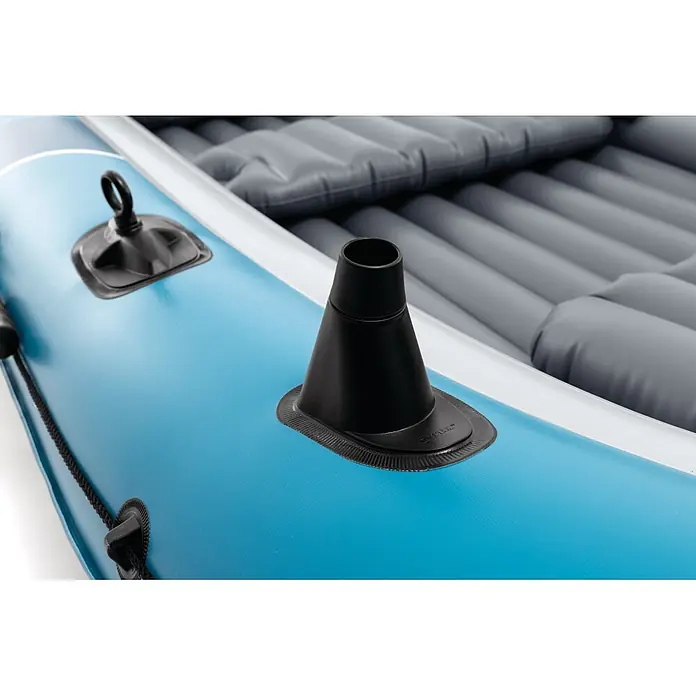 Intex Schlauchboot-Set Excursion 5 - Geeignet für: Max. 5 Personen, L x B x H: 366 x 168 x 43 cm - Nahaufnahme eines blauen Schlauchkajaks mit grauem Rippenboden und schwarzen Zubehörhalterungen.
