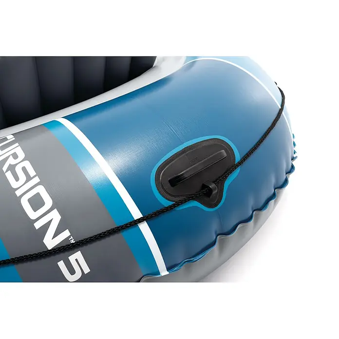 Intex Schlauchboot-Set Excursion 5 - Geeignet für: Max. 5 Personen, L x B x H: 366 x 168 x 43 cm - Nahaufnahme eines blau-grauen Schlauchboots, das einen dunklen Griff mit einem eingefädelten geflochtenen Seil an seiner Seite zeigt.