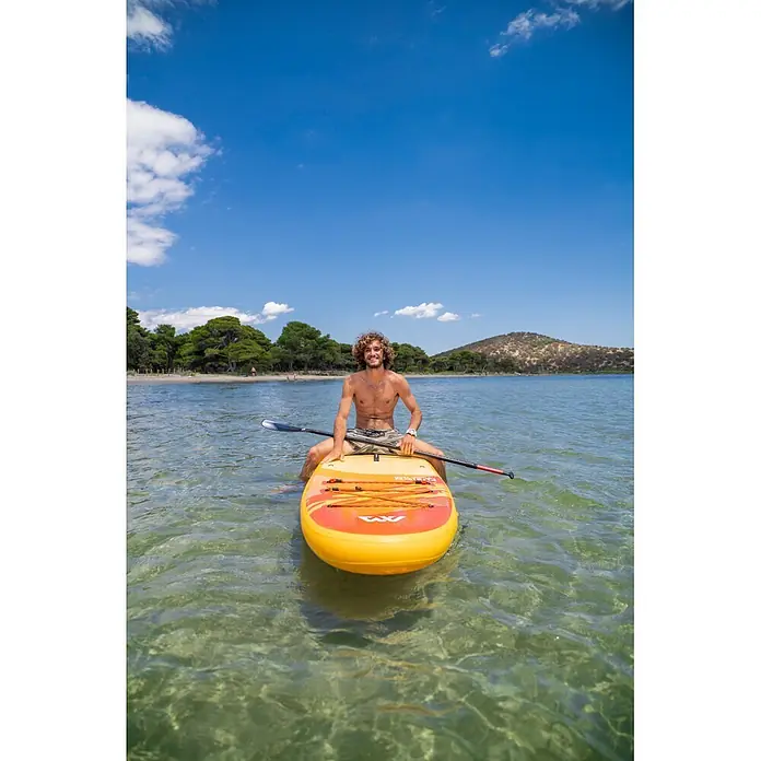 Aqua Marina SUP-Board-Set Fusion - L x B x H: 330 x 81 x 15 cm, Orange, Tragkraft: 150 kg - Gelbes und oranges Stand-Up-Paddleboard mit einem darauf sitzenden Mann im klaren Wasser.