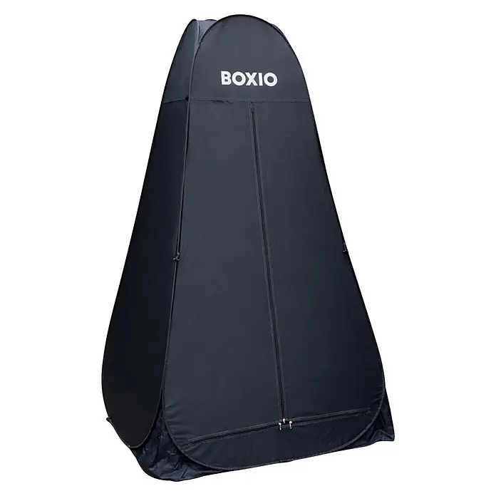 Boxio Zelt Dusche & Toilette - L x B x H: 63,5 x 63,5 x 6 cm, Schwarz - Dunkelblaues, tragbares Pop-up-Umkleide- oder Duschzelt mit „BOXIO“-Logo und Reißverschlüssen.
