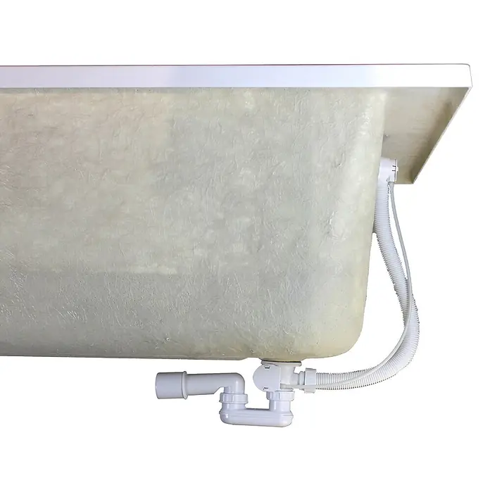 Sanicomfort Badewannen-Set Form - Weiß, 170 x 75 cm - Unterseite einer Badewanne aus Fiberglas mit weißem Kunststoffabflussrohr und Siphon.
