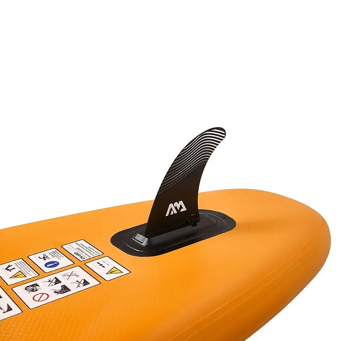 Aqua Marina SUP-Board-Set Fusion - L x B x H: 330 x 81 x 15 cm, Orange, Tragkraft: 150 kg - Schwarze Finne an einem orangefarbenen aufblasbaren Paddleboard mit sichtbaren Warnhinweisen.